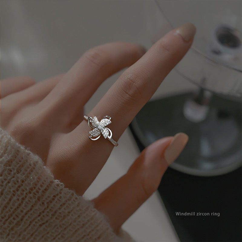 Bague Luminae — détail des pétales en zircone